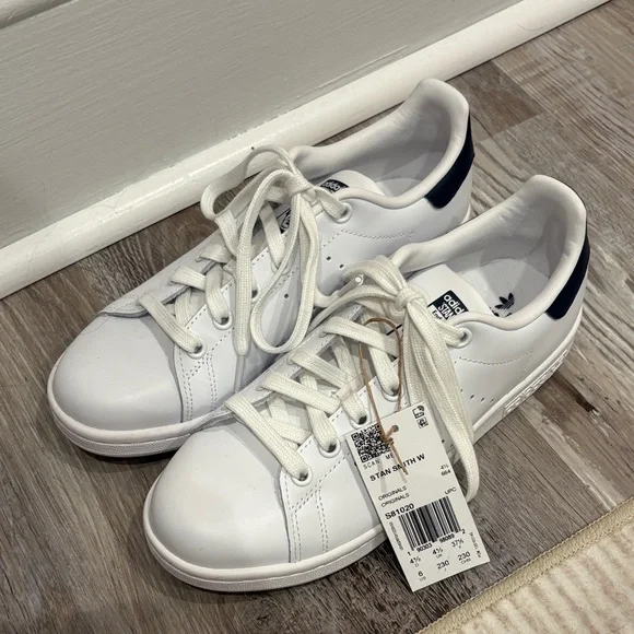 Adidas Women's White and Black Stan Smith Sneakers size 6 brand new - Picture 2 of 4